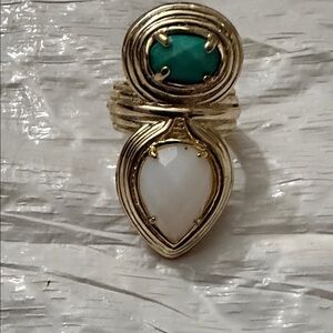 Elegant Gold and Green Women's Ring